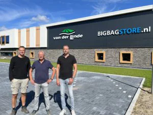 Familie van der Linde voor het pand