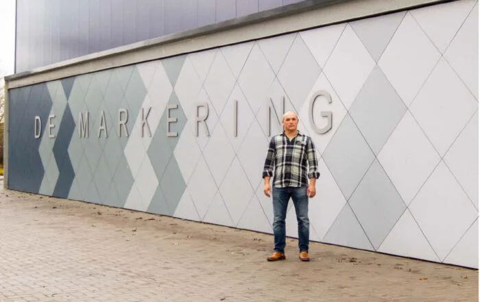 Cees Kater bij Sporthal en buurthuis De Markering in Marknesse