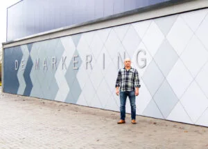 Cees Kater bij de voorgevel van De Markering in Marknesse