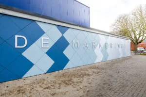 De voorgevel van De Markering in Marknesse